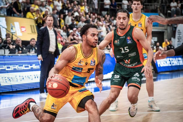 Ishmael Leggett (MHP RIESEN Ludwigsburg, 05) vs. Jordan Roland (VET-CONCEPT Gladiators Trier, 15) GER, MHP Riesen Ludwigsburg vs. VET-CONCEPT Gladiators Trier, Basketball Bundesliga, easycredit BBL, 4. Spieltag, Spielzeit 2026 2027, 04.10.2026 GER, MHP Riesen Ludwigsburg vs. VET-CONCEPT Gladiators Trier, Basketball Bundesliga, easycredit BBL, 4. Spieltag, Spielzeit 2026 2027, 04.10.2026 Ludwigsburg Copyright: xSandyxDinkelackerx EP_SDR
