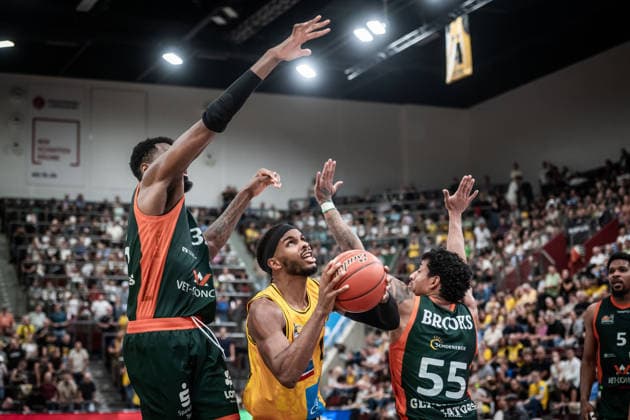 Justin Kier (MHP RIESEN Ludwigsburg, 01) zwischen Ejiofor Onu (VET-CONCEPT Gladiators Trier, 35) und Eli Brooks (VET-CONCEPT Gladiators Trier, 55) GER, MHP Riesen Ludwigsburg vs. VET-CONCEPT Gladiators Trier, Basketball Bundesliga, easycredit BBL, 4. Spieltag, Spielzeit 2026 2027, 04.10.2026 GER, MHP Riesen Ludwigsburg vs. VET-CONCEPT Gladiators Trier, Basketball Bundesliga, easycredit BBL, 4. Spieltag, Spielzeit 2026 2027, 04.10.2026 Ludwigsburg Copyright: xSandyxDinkelackerx EP_SDR