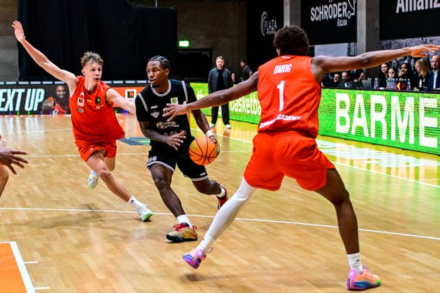 04.10.2026, GER, Basketball, Herren, 2.BL ProA, Saison 2026 2027, 3. Spieltag, OrangeAcademy vs MHP Academics Heidelberg Zoran Milicic (OrangeAcademy, 44), Charles Tyrone Harris Jr. (Heidelberg, 0), Namori Omog (OrangeAcademy, 1) Neu-Ulm Orange Campus Bayern Deutschland Copyright: xNordphotox xHafnerx