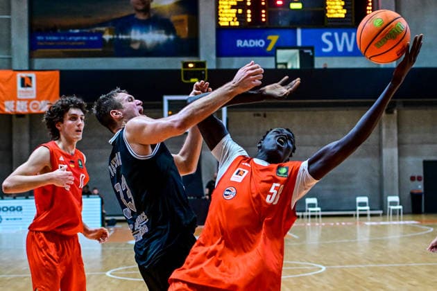 04.10.2026, GER, Basketball, Herren, 2.BL ProA, Saison 2026 2027, 3. Spieltag, OrangeAcademy vs MHP Academics Heidelberg Nicholas Ryan Muszynski (Heidelberg, 33), Juom Maker Bol Meen (OrangeAcademy, 58) Neu-Ulm Orange Campus Bayern Deutschland Copyright: xNordphotox xHafnerx