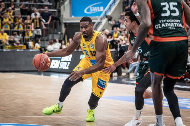Yorman Polas Bartolo (MHP RIESEN Ludwigsburg, 13) vs. Eli Brooks (VET-CONCEPT Gladiators Trier, 55) GER, MHP Riesen Ludwigsburg vs. VET-CONCEPT Gladiators Trier, Basketball Bundesliga, easycredit BBL, 4. Spieltag, Spielzeit 2026 2027, 04.10.2026 GER, MHP Riesen Ludwigsburg vs. VET-CONCEPT Gladiators Trier, Basketball Bundesliga, easycredit BBL, 4. Spieltag, Spielzeit 2026 2027, 04.10.2026 Ludwigsburg Copyright: xSandyxDinkelackerx EP_SDR