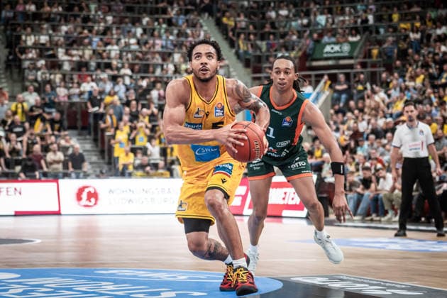 Ishmael Leggett (MHP RIESEN Ludwigsburg, 05) setzte sich gegen Austin Crowley (VET-CONCEPT Gladiators Trier, 01, re. durch GER, MHP Riesen Ludwigsburg vs. VET-CONCEPT Gladiators Trier, Basketball Bundesliga, easycredit BBL, 4. Spieltag, Spielzeit 2026 2027, 04.10.2026 GER, MHP Riesen Ludwigsburg vs. VET-CONCEPT Gladiators Trier, Basketball Bundesliga, easycredit BBL, 4. Spieltag, Spielzeit 2026 2027, 04.10.2026 Ludwigsburg Copyright: xSandyxDinkelackerx EP_SDR