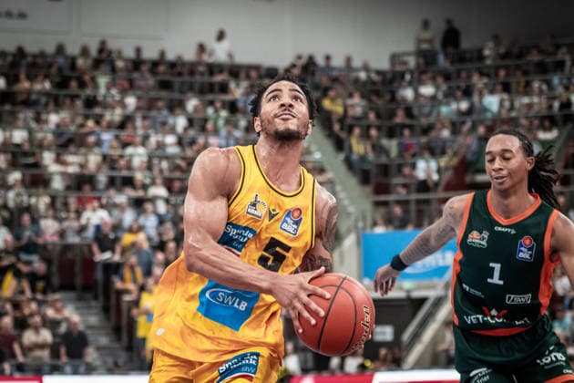 Ishmael Leggett (MHP RIESEN Ludwigsburg, 05) setzte sich gegen Austin Crowley (VET-CONCEPT Gladiators Trier, 01, re. durch GER, MHP Riesen Ludwigsburg vs. VET-CONCEPT Gladiators Trier, Basketball Bundesliga, easycredit BBL, 4. Spieltag, Spielzeit 2026 2027, 04.10.2026 GER, MHP Riesen Ludwigsburg vs. VET-CONCEPT Gladiators Trier, Basketball Bundesliga, easycredit BBL, 4. Spieltag, Spielzeit 2026 2027, 04.10.2026 Ludwigsburg Copyright: xSandyxDinkelackerx EP_SDR