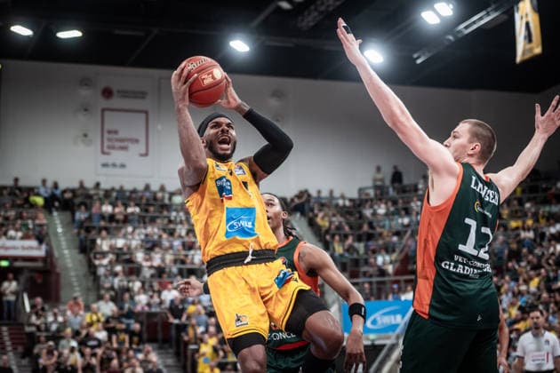Justin Kier (MHP RIESEN Ludwigsburg, 01) vs. Marten Linssen (VET-CONCEPT Gladiators Trier, 12), dahinter noch Austin Crowley (VET-CONCEPT Gladiators Trier, 01) GER, MHP Riesen Ludwigsburg vs. VET-CONCEPT Gladiators Trier, Basketball Bundesliga, easycredit BBL, 4. Spieltag, Spielzeit 2026 2027, 04.10.2026 GER, MHP Riesen Ludwigsburg vs. VET-CONCEPT Gladiators Trier, Basketball Bundesliga, easycredit BBL, 4. Spieltag, Spielzeit 2026 2027, 04.10.2026 Ludwigsburg Copyright: xSandyxDinkelackerx EP_SDR