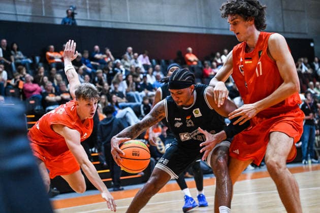 04.10.2026, GER, Basketball, Herren, 2.BL ProA, Saison 2026 2027, 3. Spieltag, OrangeAcademy vs MHP Academics Heidelberg Zoran Milicic (OrangeAcademy, 44), Cantia Jevon Rahming (Heidelberg, 21), Tobias Rainer Holbach (OrangeAcademy, 17) Neu-Ulm Orange Campus Bayern Deutschland Copyright: xNordphotox xHafnerx