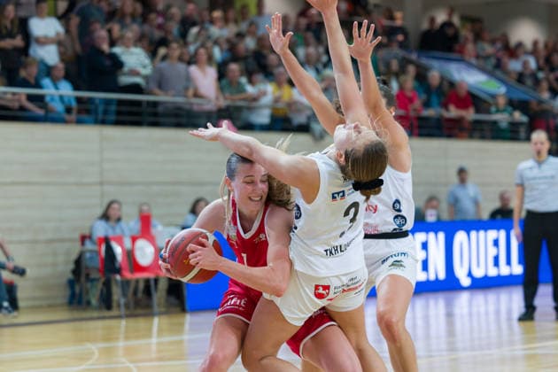 Lee Volker (Lions, 1), Lovisa Hjern (Luchse, 3), Rowena Jongeling (Luchse, 12), halfit Lions vs. TK Hannover Luchse, Damen Basketball, 1. Bundesliga, DBBL, 1. Spieltag Saison 2026 27, 04.10.2026. Halle SWH Arena Sachsen-Anhalt Deutschland