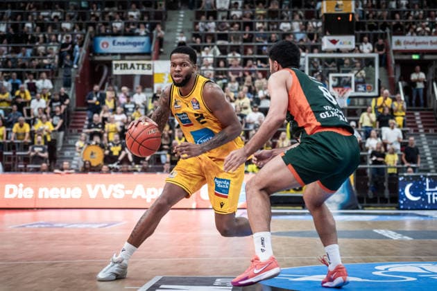 David Joplin (MHP RIESEN Ludwigsburg, 02) vs. Behnam Yakhchali Dehkordi (VET-CONCEPT Gladiators Trier, 08) GER, MHP Riesen Ludwigsburg vs. VET-CONCEPT Gladiators Trier, Basketball Bundesliga, easycredit BBL, 4. Spieltag, Spielzeit 2026 2027, 04.10.2026 GER, MHP Riesen Ludwigsburg vs. VET-CONCEPT Gladiators Trier, Basketball Bundesliga, easycredit BBL, 4. Spieltag, Spielzeit 2026 2027, 04.10.2026 Ludwigsburg Copyright: xSandyxDinkelackerx EP_SDR