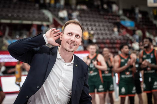 Jacques Schneider (VET-CONCEPT Gladiators Trier, Chef-Trainer) - Ich will euch hoeren, Gruss an die Fans, gute Laune, Laecheln GER, MHP Riesen Ludwigsburg vs. VET-CONCEPT Gladiators Trier, Basketball Bundesliga, easycredit BBL, 4. Spieltag, Spielzeit 2026 2027, 04.10.2026 GER, MHP Riesen Ludwigsburg vs. VET-CONCEPT Gladiators Trier, Basketball Bundesliga, easycredit BBL, 4. Spieltag, Spielzeit 2026 2027, 04.10.2026 Ludwigsburg Copyright: xSandyxDinkelackerx EP_SDR