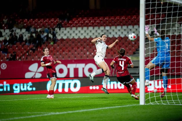 04.10.2026, GER, Fussball, Frauen, Google Pixel 1. Bundesliga, Saison 2026 2027, 5. Spieltag, 1. FC Nürnberg vs. TSG 1899 Hoffenheim Svenja Fölmli ( TSG Hoffenheim, 19 ) trifft das Tor zum 1:1 im Zweikampf mit Alexsandra Lobanova ( FC Nürnberg, 4 ), Lourdes Romero Grzondziel ( FC Nürnberg, 1 ) DFB DFL regulations prohibit any use of photographs as image sequences and or quasi-video Nürnberg Max-Morlock-Stadion Bayern Deutschland Copyright: xNordphoto Memmlerx