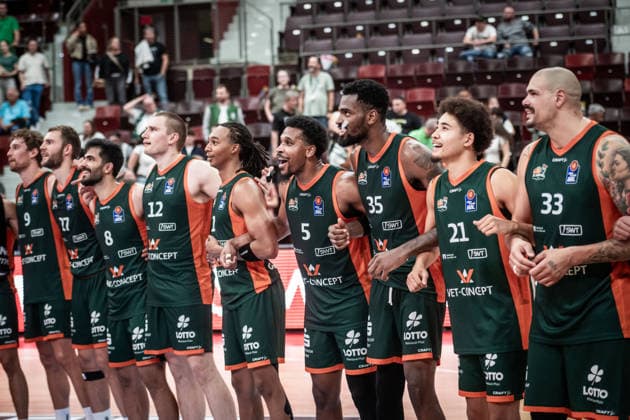 Justin Simon (VET-CONCEPT Gladiators Trier, 05) - Mitte freut sich mit Team GER, MHP Riesen Ludwigsburg vs. VET-CONCEPT Gladiators Trier, Basketball Bundesliga, easycredit BBL, 4. Spieltag, Spielzeit 2026 2027, 04.10.2026 GER, MHP Riesen Ludwigsburg vs. VET-CONCEPT Gladiators Trier, Basketball Bundesliga, easycredit BBL, 4. Spieltag, Spielzeit 2026 2027, 04.10.2026 Ludwigsburg Copyright: xSandyxDinkelackerx EP_SDR