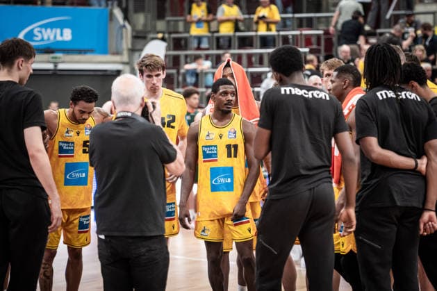 Darius Perry (MHP RIESEN Ludwigsburg, 11), Mitte und Team - sichtlich enttaeuscht nach Niederlage gegen Trier GER, MHP Riesen Ludwigsburg vs. VET-CONCEPT Gladiators Trier, Basketball Bundesliga, easycredit BBL, 4. Spieltag, Spielzeit 2026 2027, 04.10.2026 GER, MHP Riesen Ludwigsburg vs. VET-CONCEPT Gladiators Trier, Basketball Bundesliga, easycredit BBL, 4. Spieltag, Spielzeit 2026 2027, 04.10.2026 Ludwigsburg Copyright: xSandyxDinkelackerx EP_SDR