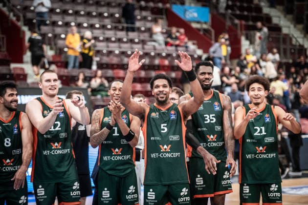 Justin Simon (VET-CONCEPT Gladiators Trier, 05), Mitte und Team - Freude, Jubel nach Auswaertssieg gegen die MHP Riesen Ludwigsburg GER, MHP Riesen Ludwigsburg vs. VET-CONCEPT Gladiators Trier, Basketball Bundesliga, easycredit BBL, 4. Spieltag, Spielzeit 2026 2027, 04.10.2026 GER, MHP Riesen Ludwigsburg vs. VET-CONCEPT Gladiators Trier, Basketball Bundesliga, easycredit BBL, 4. Spieltag, Spielzeit 2026 2027, 04.10.2026 Ludwigsburg Copyright: xSandyxDinkelackerx EP_SDR