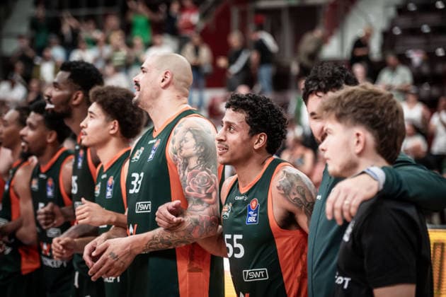 Eli Brooks (VET-CONCEPT Gladiators Trier, 55) und Team - Freude, Jubel, Laecheln GER, MHP Riesen Ludwigsburg vs. VET-CONCEPT Gladiators Trier, Basketball Bundesliga, easycredit BBL, 4. Spieltag, Spielzeit 2026 2027, 04.10.2026 GER, MHP Riesen Ludwigsburg vs. VET-CONCEPT Gladiators Trier, Basketball Bundesliga, easycredit BBL, 4. Spieltag, Spielzeit 2026 2027, 04.10.2026 Ludwigsburg Copyright: xSandyxDinkelackerx EP_SDR