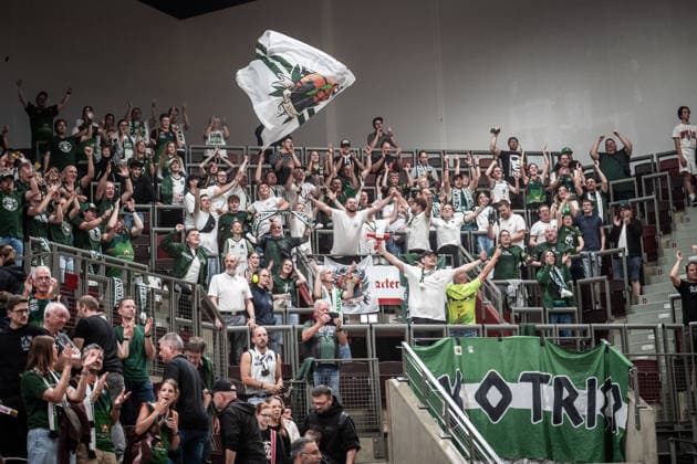 Fans Trier feiern ihre Mannschaft GER, MHP Riesen Ludwigsburg vs. VET-CONCEPT Gladiators Trier, Basketball Bundesliga, easycredit BBL, 4. Spieltag, Spielzeit 2026 2027, 04.10.2026 GER, MHP Riesen Ludwigsburg vs. VET-CONCEPT Gladiators Trier, Basketball Bundesliga, easycredit BBL, 4. Spieltag, Spielzeit 2026 2027, 04.10.2026 Ludwigsburg Copyright: xSandyxDinkelackerx EP_SDR