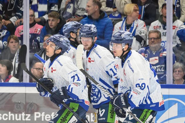 im Bild v.l. : Nick Halloran (Straubing Tigers), Teamjubel bei Straubing nach 0:1, Tor, Treffer, Jubel, Torjubel, Freude, Begeisterung, feiert, GER, BW, VS, Penny DEL, Eishockey Liga, Spieltag 6, Schwenninger Wild Wings vs Straubing Tigers in der Helios Arena in Villingen-Schwenningen, 04.10.2026, Copyright: HMBxMedia UwexKoch