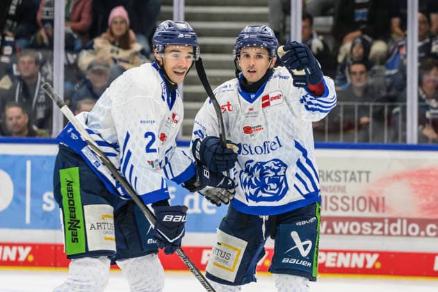 im Bild v.l. : J.C. Beaudin (Straubing Tigers), Nick Halloran (Straubing Tigers), Tor, Treffer, Jubel, Torjubel, Freude, Begeisterung, feiert, nach 0:3, GER, BW, VS, Penny DEL, Eishockey Liga, Spieltag 6, Schwenninger Wild Wings vs Straubing Tigers in der Helios Arena in Villingen-Schwenningen, 04.10.2026, Copyright: HMBxMedia UwexKoch