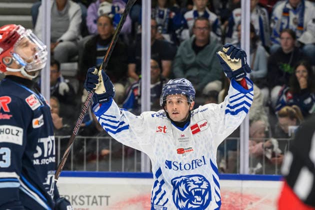 im Bild v.l. : Nick Halloran (Straubing Tigers), Tor, Treffer, Jubel, Torjubel, Freude, Begeisterung, feiert, nach 0:3, GER, BW, VS, Penny DEL, Eishockey Liga, Spieltag 6, Schwenninger Wild Wings vs Straubing Tigers in der Helios Arena in Villingen-Schwenningen, 04.10.2026, Copyright: HMBxMedia UwexKoch