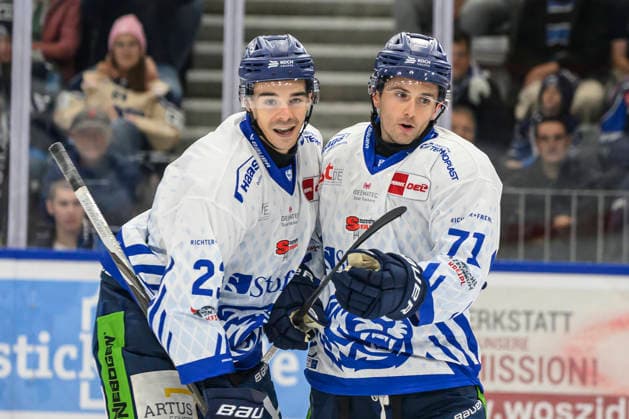 im Bild v.l. : J.C. Beaudin (Straubing Tigers), Nick Halloran (Straubing Tigers), Tor, Treffer, Jubel, Torjubel, Freude, Begeisterung, feiert, nach 0:3, GER, BW, VS, Penny DEL, Eishockey Liga, Spieltag 6, Schwenninger Wild Wings vs Straubing Tigers in der Helios Arena in Villingen-Schwenningen, 04.10.2026, Copyright: HMBxMedia UwexKoch