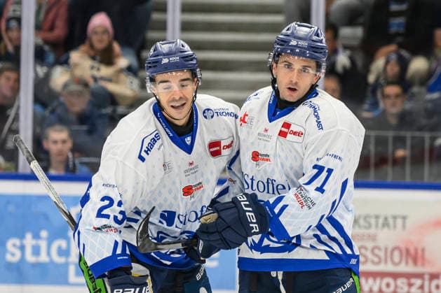 im Bild v.l. : J.C. Beaudin (Straubing Tigers), Nick Halloran (Straubing Tigers), Tor, Treffer, Jubel, Torjubel, Freude, Begeisterung, feiert, nach 0:3, GER, BW, VS, Penny DEL, Eishockey Liga, Spieltag 6, Schwenninger Wild Wings vs Straubing Tigers in der Helios Arena in Villingen-Schwenningen, 04.10.2026, Copyright: HMBxMedia UwexKoch