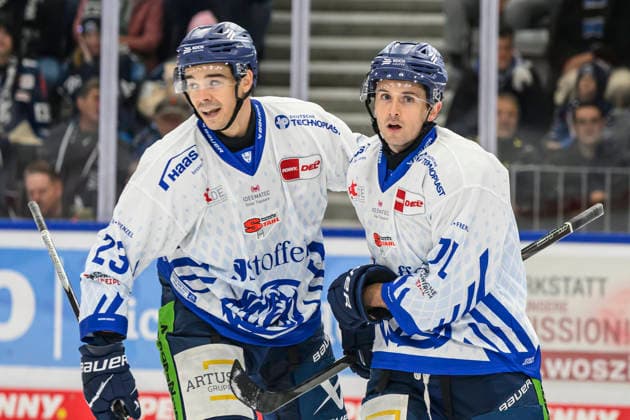im Bild v.l. : J.C. Beaudin (Straubing Tigers), Nick Halloran (Straubing Tigers), Tor, Treffer, Jubel, Torjubel, Freude, Begeisterung, feiert, nach 0:3, GER, BW, VS, Penny DEL, Eishockey Liga, Spieltag 6, Schwenninger Wild Wings vs Straubing Tigers in der Helios Arena in Villingen-Schwenningen, 04.10.2026, Copyright: HMBxMedia UwexKoch