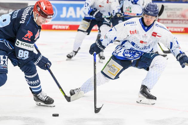 im Bild v.l. : Kyle Platzer (Schwenninger Wild Wings), Nicolas Beaudin (Straubing Tigers), Zweikampf, Action, Kampf, kaempft um den Ball, GER, BW, VS, Penny DEL, Eishockey Liga, Spieltag 6, Schwenninger Wild Wings vs Straubing Tigers in der Helios Arena in Villingen-Schwenningen, 04.10.2026, Copyright: HMBxMedia UwexKoch