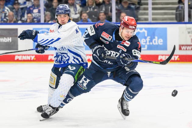 im Bild v.l. : Nicolas Beaudin (Straubing Tigers), Alexander Karachun (Schwenninger Wild Wings), Zweikampf, Action, Kampf, kaempft um den Ball, GER, BW, VS, Penny DEL, Eishockey Liga, Spieltag 6, Schwenninger Wild Wings vs Straubing Tigers in der Helios Arena in Villingen-Schwenningen, 04.10.2026, Copyright: HMBxMedia UwexKoch