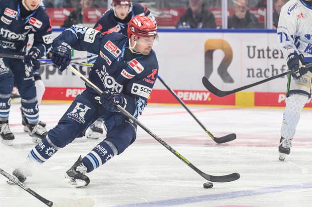 im Bild v.l. : Alex Trivellato (Schwenninger Wild Wings), im Angriff, GER, BW, VS, Penny DEL, Eishockey Liga, Spieltag 6, Schwenninger Wild Wings vs Straubing Tigers in der Helios Arena in Villingen-Schwenningen, 04.10.2026, Copyright: HMBxMedia UwexKoch