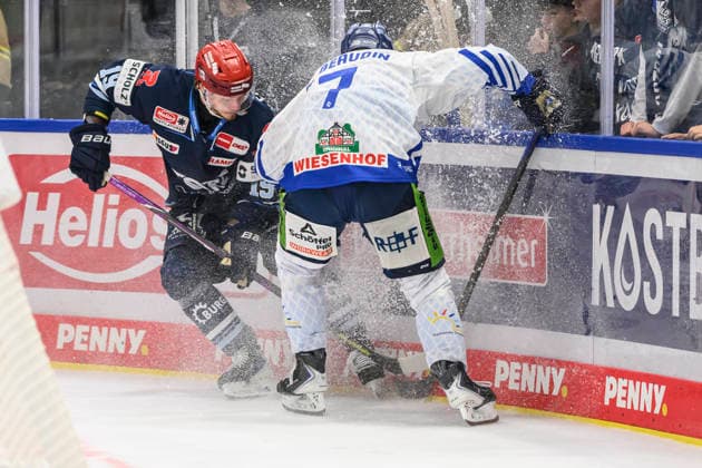 im Bild v.l. : Hakon Haenelt (Schwenninger Wild Wings), Nicolas Beaudin (Straubing Tigers), Zweikampf, Action, Kampf, kaempft um den Ball, GER, BW, VS, Penny DEL, Eishockey Liga, Spieltag 6, Schwenninger Wild Wings vs Straubing Tigers in der Helios Arena in Villingen-Schwenningen, 04.10.2026, Copyright: HMBxMedia UwexKoch