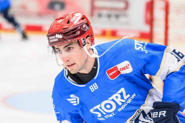 im Bild v.l. : Kyle Platzer (Schwenninger Wild Wings), Freisteller, GER, BW, VS, Penny DEL, Eishockey Liga, Spieltag 6, Schwenninger Wild Wings vs Straubing Tigers in der Helios Arena in Villingen-Schwenningen, 04.10.2026, Copyright: HMBxMedia UwexKoch