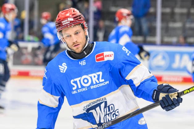 im Bild v.l. : Eric Martinsson (Schwenninger Wild Wings), Freisteller, GER, BW, VS, Penny DEL, Eishockey Liga, Spieltag 6, Schwenninger Wild Wings vs Straubing Tigers in der Helios Arena in Villingen-Schwenningen, 04.10.2026, Copyright: HMBxMedia UwexKoch