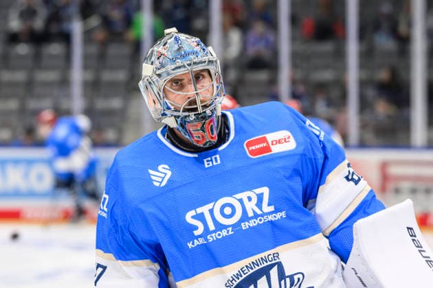 im Bild v.l. : Joacim Eriksson (Schwenninger Wild Wings), Freisteller, GER, BW, VS, Penny DEL, Eishockey Liga, Spieltag 6, Schwenninger Wild Wings vs Straubing Tigers in der Helios Arena in Villingen-Schwenningen, 04.10.2026, Copyright: HMBxMedia UwexKoch