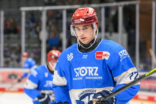 im Bild v.l. : Niklas Huebner (Schwenninger Wild Wings), Freisteller, GER, BW, VS, Penny DEL, Eishockey Liga, Spieltag 6, Schwenninger Wild Wings vs Straubing Tigers in der Helios Arena in Villingen-Schwenningen, 04.10.2026, Copyright: HMBxMedia UwexKoch