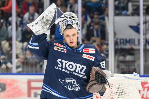 im Bild v.l. : Simon Wolf (Schwenninger Wild Wings), Freisteller, GER, BW, VS, Penny DEL, Eishockey Liga, Spieltag 6, Schwenninger Wild Wings vs Straubing Tigers in der Helios Arena in Villingen-Schwenningen, 04.10.2026, Copyright: HMBxMedia UwexKoch