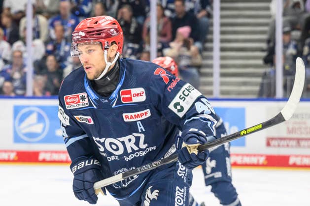 im Bild v.l. : Eric Martinsson (Schwenninger Wild Wings), Freisteller, GER, BW, VS, Penny DEL, Eishockey Liga, Spieltag 6, Schwenninger Wild Wings vs Straubing Tigers in der Helios Arena in Villingen-Schwenningen, 04.10.2026, Copyright: HMBxMedia UwexKoch