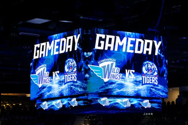 im Bild v.l. : Gameday Anzeige, Wild Wings vs Straubing Tigers, GER, BW, VS, Penny DEL, Eishockey Liga, Spieltag 6, Schwenninger Wild Wings vs Straubing Tigers in der Helios Arena in Villingen-Schwenningen, 04.10.2026, Copyright: HMBxMedia UwexKoch