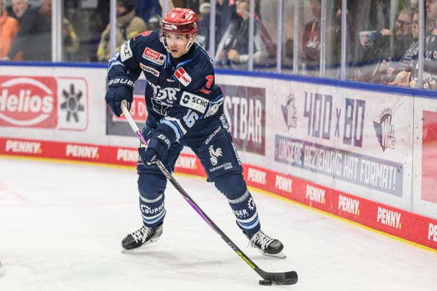 im Bild v.l. : Arkadiuz Dziambor (Schwenninger Wild Wings), Freisteller, GER, BW, VS, Penny DEL, Eishockey Liga, Spieltag 6, Schwenninger Wild Wings vs Straubing Tigers in der Helios Arena in Villingen-Schwenningen, 04.10.2026, Copyright: HMBxMedia UwexKoch