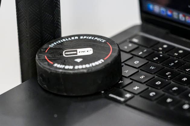 im Bild v.l. : Puck, Spielpuck der Penny DEL landet auf der Tastatur eines Macbook, GER, BW, VS, Penny DEL, Eishockey Liga, Spieltag 6, Schwenninger Wild Wings vs Straubing Tigers in der Helios Arena in Villingen-Schwenningen, 04.10.2026, Copyright: HMBxMedia UwexKoch