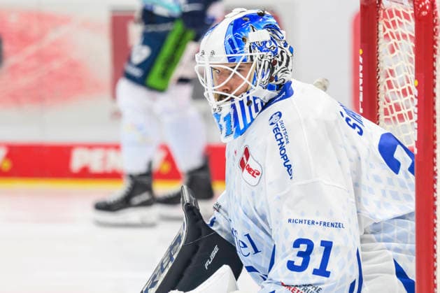 im Bild v.l. : Jakub Skarek (Straubing Tigers), Freisteller, GER, BW, VS, Penny DEL, Eishockey Liga, Spieltag 6, Schwenninger Wild Wings vs Straubing Tigers in der Helios Arena in Villingen-Schwenningen, 04.10.2026, Copyright: HMBxMedia UwexKoch
