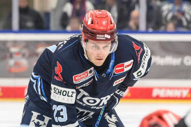 im Bild v.l. : Reed Lebsterae (Schwenninger Wild Wings), Freisteller, GER, BW, VS, Penny DEL, Eishockey Liga, Spieltag 6, Schwenninger Wild Wings vs Straubing Tigers in der Helios Arena in Villingen-Schwenningen, 04.10.2026, Copyright: HMBxMedia UwexKoch