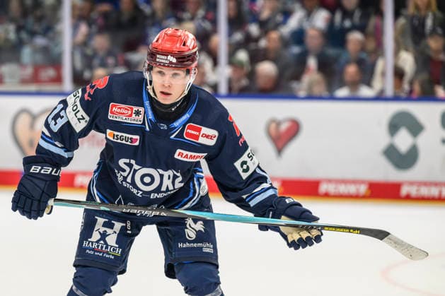 im Bild v.l. : Vadim Schreiner (Schwenninger Wild Wings), Freisteller, GER, BW, VS, Penny DEL, Eishockey Liga, Spieltag 6, Schwenninger Wild Wings vs Straubing Tigers in der Helios Arena in Villingen-Schwenningen, 04.10.2026, Copyright: HMBxMedia UwexKoch