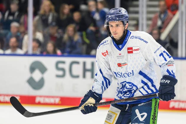 im Bild v.l. : Nick Halloran (Straubing Tigers), Freisteller, GER, BW, VS, Penny DEL, Eishockey Liga, Spieltag 6, Schwenninger Wild Wings vs Straubing Tigers in der Helios Arena in Villingen-Schwenningen, 04.10.2026, Copyright: HMBxMedia UwexKoch