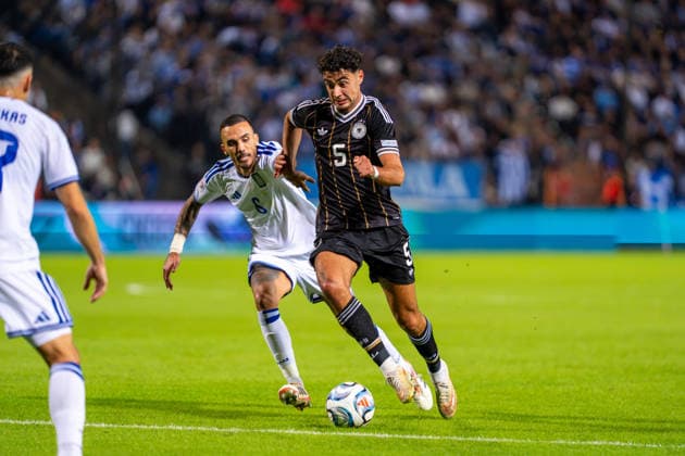 Aleksandar Pavlovic (Deutschland, Germany, 05) gegen Dimitris Kourbelis (Griechenland, 06) Griechenland vs. Deutschland, Fussball, UEFA Nations Leauge, 4. Spieltag, Saison 2026 2027, 04.10.2026 Griechenland vs. Deutschland, Fussball, UEFA Nations Leauge, 4. Spieltag, Saison 2026 2027, 04.10.2026 Thessaloniki Copyright: xEibner-Pressefoto J.xDerondeaux EP_JDU