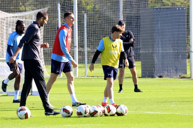 05.10.2026, DEU ,GER, Fussball , 2.Fussballbundesliga, Saison 2026 2027, Sportforum, Hertha BSC, Training Co-Trainer Andre Mijatovic ( Hertha BSC Berlin ), Niklas Kolbe ( Hertha BSC Berlin 27 ), Mads Pedersen ( Hertha BSC Berlin 22 ) 2. Liga: DFB DFL regulations prohibit any use of photographs as image sequences and or quasi-video) nordphoto GmbH Engler Berlin Sportforum Berlin Deutschland Copyright: xNordphotox xEnglerx