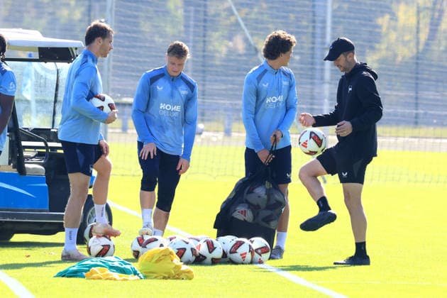 05.10.2026, DEU GER, Fussball , 2.Fussballbundesliga, Saison 2026 2027, Sportforum, Hertha BSC, Training Co-Trainer Andreas Schumacher ( Hertha BSC Berlin ), Pascal Klemens ( Hertha BSC Berlin 41 ), Julian Eitschberger ( Hertha BSC Berlin 2 ), Soufian Gouram ( Hertha BSC Berlin 33 ) 2. Liga: DFB DFL regulations prohibit any use of photographs as image sequences and or quasi-video) nordphoto GmbH Engler Berlin Sportforum Berlin Deutschland Copyright: xNordphotox xEnglerx