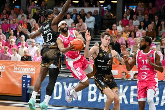 Lloyd Pandi (RASTA Vechta, 02) im Duell mit Zaba Bangala (Basketball Loewen Braunschweig, 00) und Benjamin Schroeder (Basketball Loewen Braunschweig, 02) RASTA Vechta vs. Basketball Loewen Braunschweig , easyCredit Basketball Bundesliga, 4. Spieltag, Saison 2026 2027, 05.10.2026, RASTA Vechta vs. Basketball Loewen Braunschweig , easyCredit Basketball Bundesliga, 4. Spieltag, Saison 2026 2027, 05.10.2026 Vechta Copyright: xEibner-Pressefoto RobertxGertzenx EP_RGN