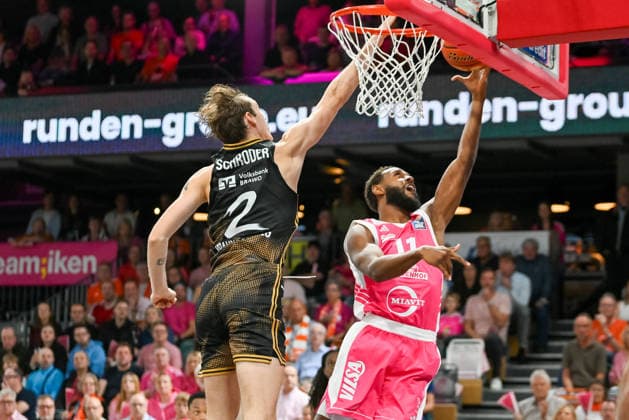 Matt Lewis (RASTA Vechta, 11) am Ball gegen Benjamin Schroeder (Basketball Loewen Braunschweig, 02) RASTA Vechta vs. Basketball Loewen Braunschweig , easyCredit Basketball Bundesliga, 4. Spieltag, Saison 2026 2027, 05.10.2026, RASTA Vechta vs. Basketball Loewen Braunschweig , easyCredit Basketball Bundesliga, 4. Spieltag, Saison 2026 2027, 05.10.2026 Vechta Copyright: xEibner-Pressefoto RobertxGertzenx EP_RGN