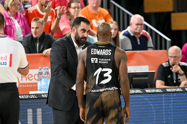 Ramon Diaz Sanchez (Basketball Loewen Braunschweig, Trainer, Coach) spricht mit Sheldon Edwards (Basketball Loewen Braunschweig, 13) RASTA Vechta vs. Basketball Loewen Braunschweig , easyCredit Basketball Bundesliga, 4. Spieltag, Saison 2026 2027, 05.10.2026, RASTA Vechta vs. Basketball Loewen Braunschweig , easyCredit Basketball Bundesliga, 4. Spieltag, Saison 2026 2027, 05.10.2026 Vechta Copyright: xEibner-Pressefoto RobertxGertzenx EP_RGN