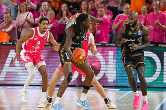 Tajh Green (Basketball Loewen Braunschwig, 55) uebergibt den Ball an Sheldon Edwards (Basketball Loewen Braunschweig, 13) RASTA Vechta vs. Basketball Loewen Braunschweig , easyCredit Basketball Bundesliga, 4. Spieltag, Saison 2026 2027, 05.10.2026, RASTA Vechta vs. Basketball Loewen Braunschweig , easyCredit Basketball Bundesliga, 4. Spieltag, Saison 2026 2027, 05.10.2026 Vechta Copyright: xEibner-Pressefoto RobertxGertzenx EP_RGN