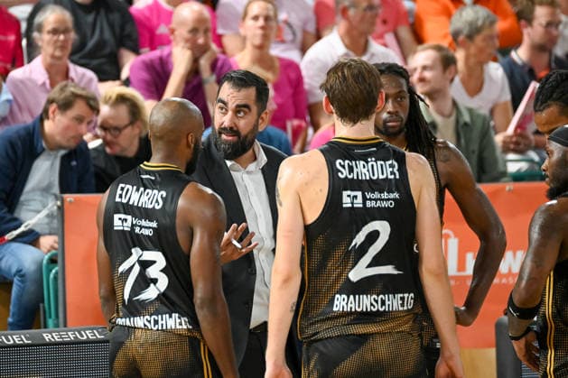 Ramon Diaz Sanchez (Basketball Loewen Braunschweig, Trainer, Coach) spricht zu seiner Mannschaft RASTA Vechta vs. Basketball Loewen Braunschweig , easyCredit Basketball Bundesliga, 4. Spieltag, Saison 2026 2027, 05.10.2026, RASTA Vechta vs. Basketball Loewen Braunschweig , easyCredit Basketball Bundesliga, 4. Spieltag, Saison 2026 2027, 05.10.2026 Vechta Copyright: xEibner-Pressefoto RobertxGertzenx EP_RGN
