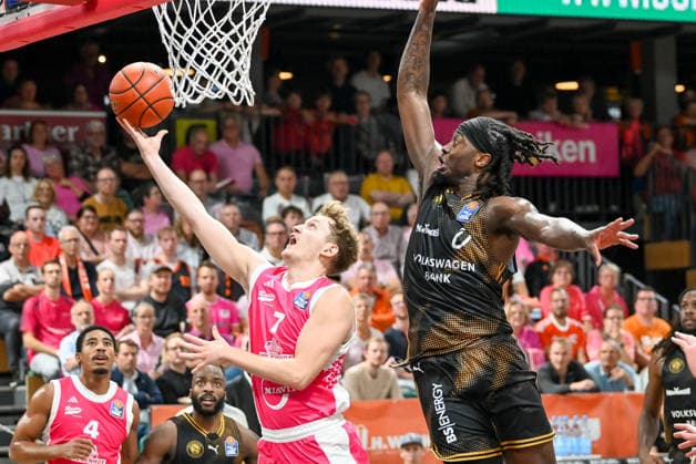 Peter Hemschemeier (RASTA Vechta, 07) im Duell mit Zaba Bangala (Basketball Loewen Braunschweig, 00) RASTA Vechta vs. Basketball Loewen Braunschweig , easyCredit Basketball Bundesliga, 4. Spieltag, Saison 2026 2027, 05.10.2026, RASTA Vechta vs. Basketball Loewen Braunschweig , easyCredit Basketball Bundesliga, 4. Spieltag, Saison 2026 2027, 05.10.2026 Vechta Copyright: xEibner-Pressefoto RobertxGertzenx EP_RGN
